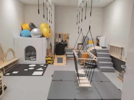 Sala w poradni, zabawki, poduszki, balony, schodki, przeszkody - narzędzie do ćwiczeń zręcznościowych 