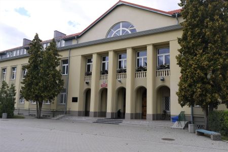 Fasada liceum im. Kostki Potockiego w Wilanowie